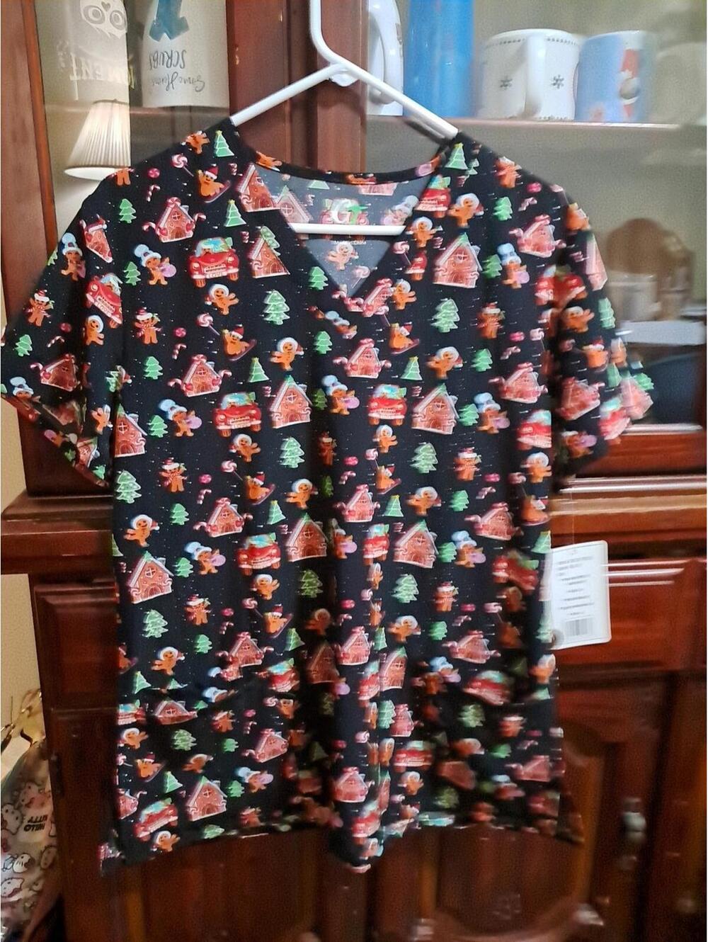 Gingerbread‎ House People Womens Size LARGE Scrub Top - NWT Christmas Holiday